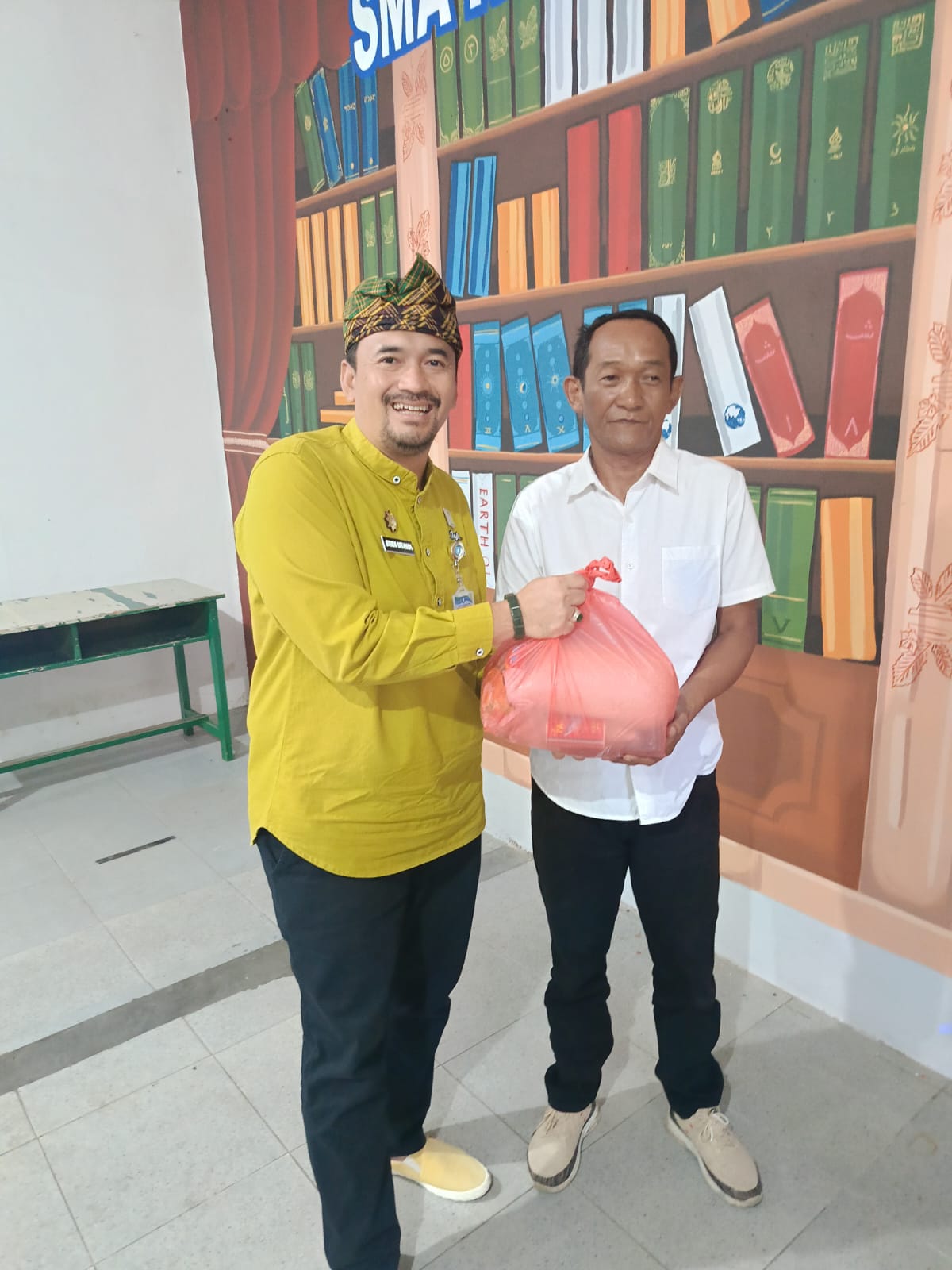 Perkuat Silaturahmi, IKA SMANSA BERBAGI salurkan bantuan untuk sesama di bulan Ramadhan