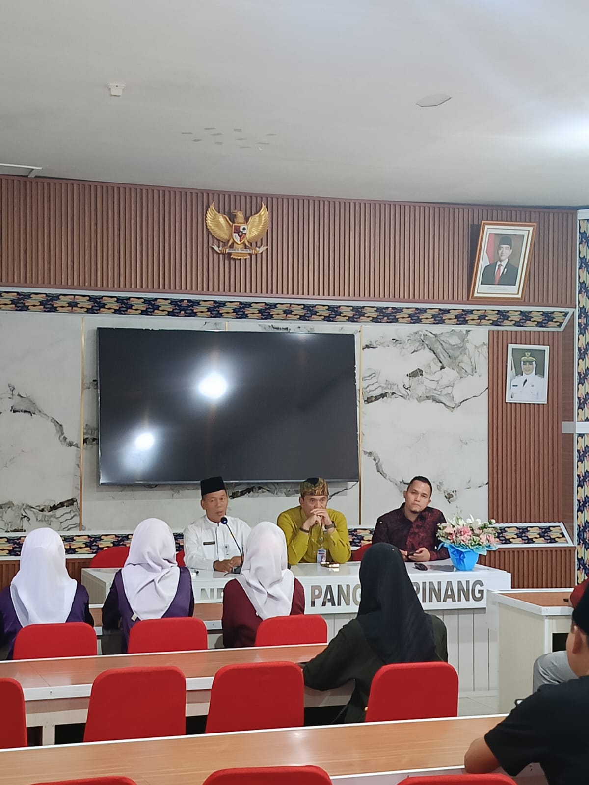 Perkuat Silaturahmi, IKA SMANSA BERBAGI salurkan bantuan untuk sesama di bulan Ramadhan