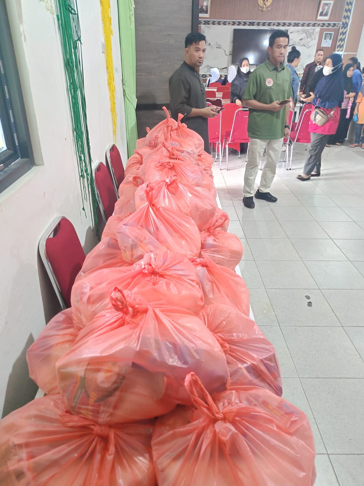 Perkuat Silaturahmi, IKA SMANSA BERBAGI salurkan bantuan untuk sesama di bulan Ramadhan