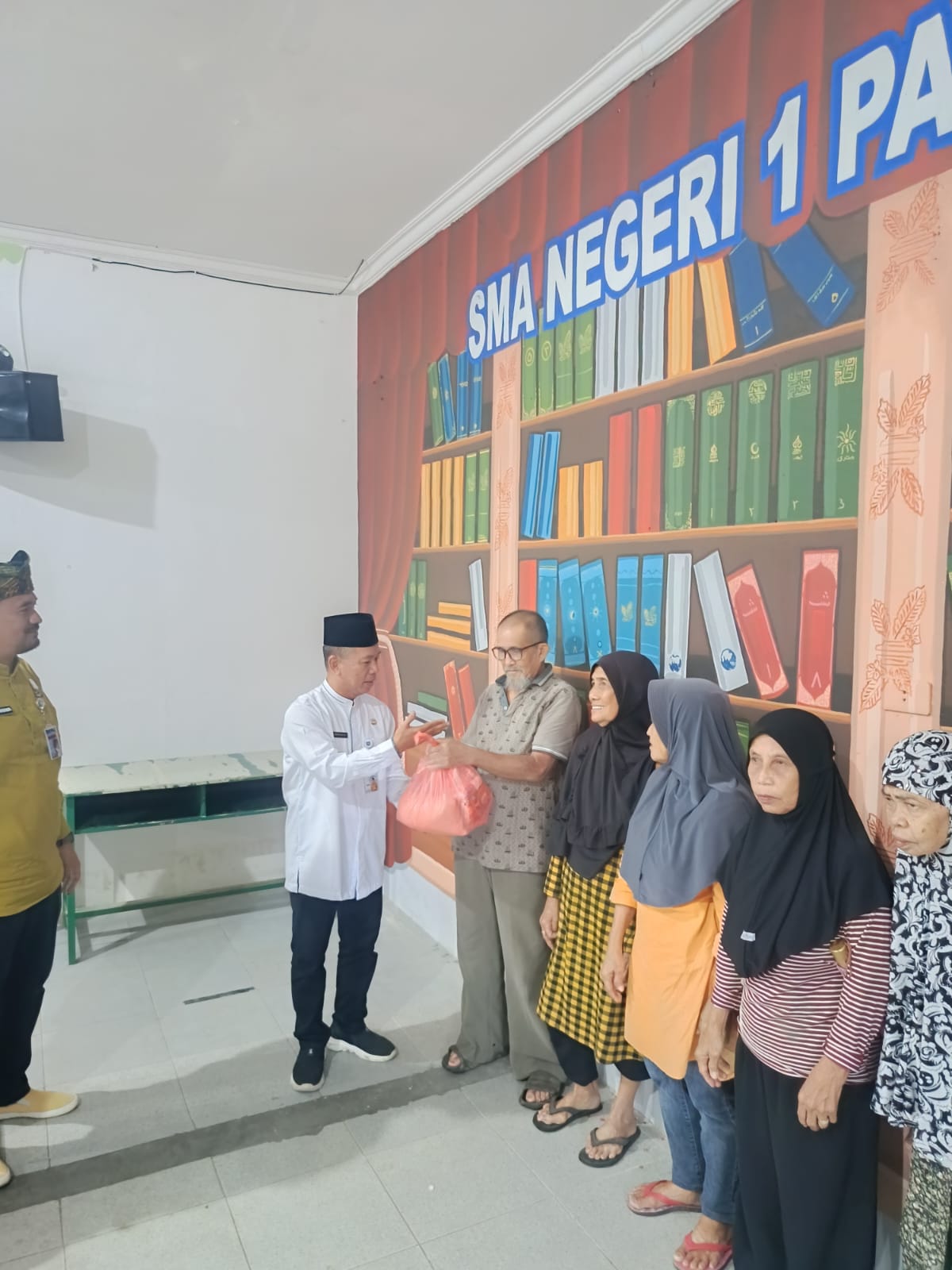 Perkuat Silaturahmi, IKA SMANSA BERBAGI salurkan bantuan untuk sesama di bulan Ramadhan