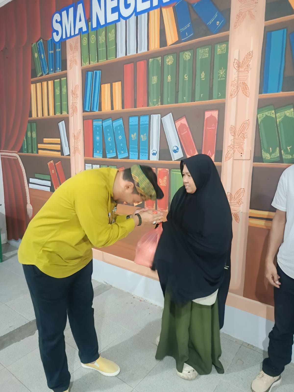 Perkuat Silaturahmi, IKA SMANSA BERBAGI salurkan bantuan untuk sesama di bulan Ramadhan