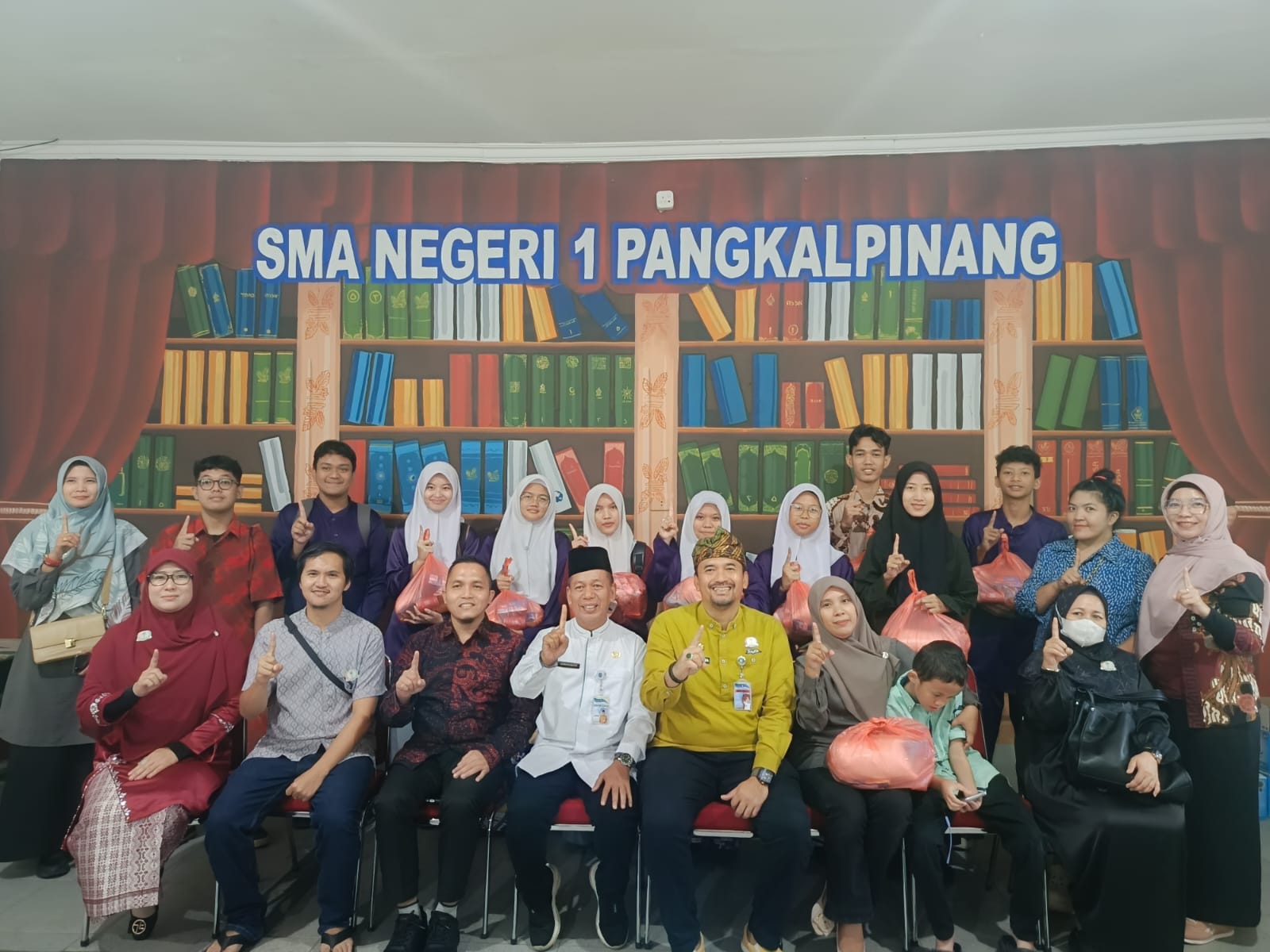 Perkuat Silaturahmi, IKA SMANSA BERBAGI salurkan bantuan untuk sesama di bulan Ramadhan